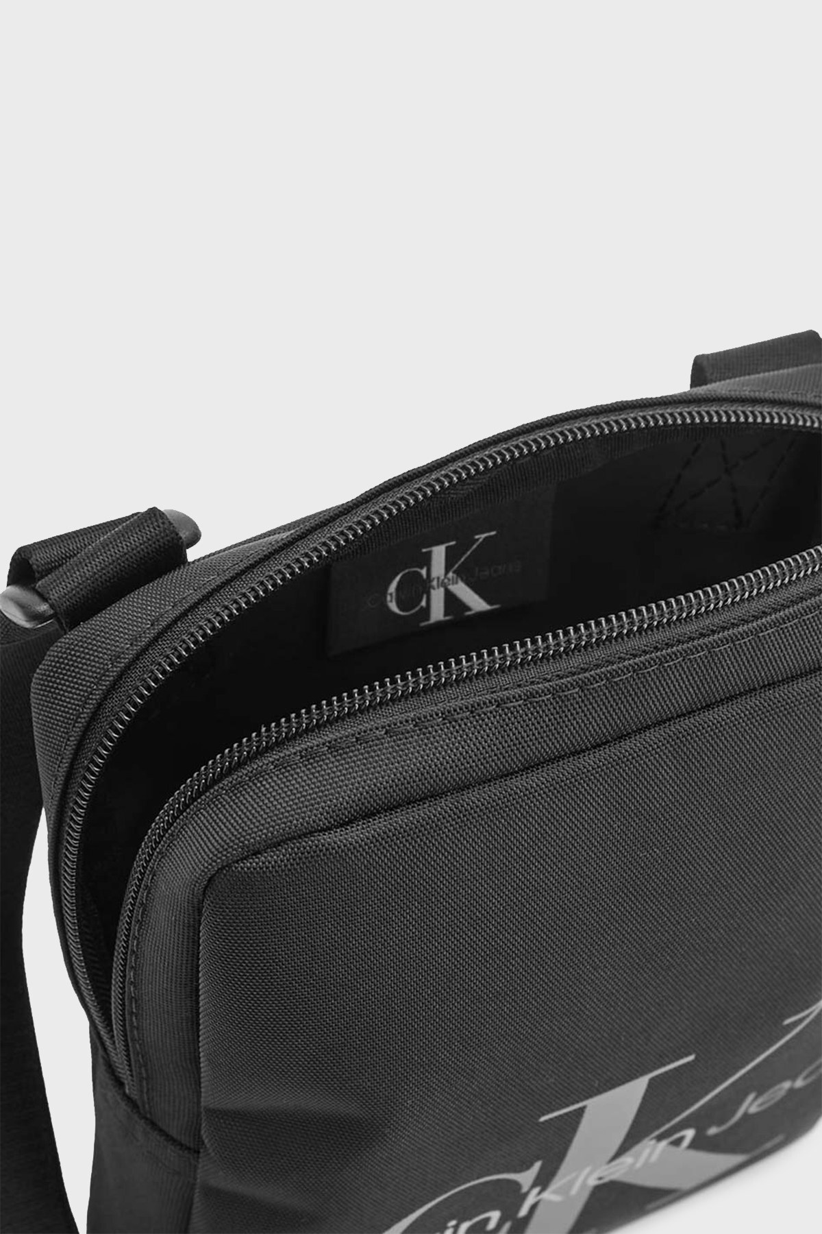 Calvin Klein Fermuarlı Ayarlanabilir Askılı Çapraz Erkek Çanta K50K509357 BDS SİYAH