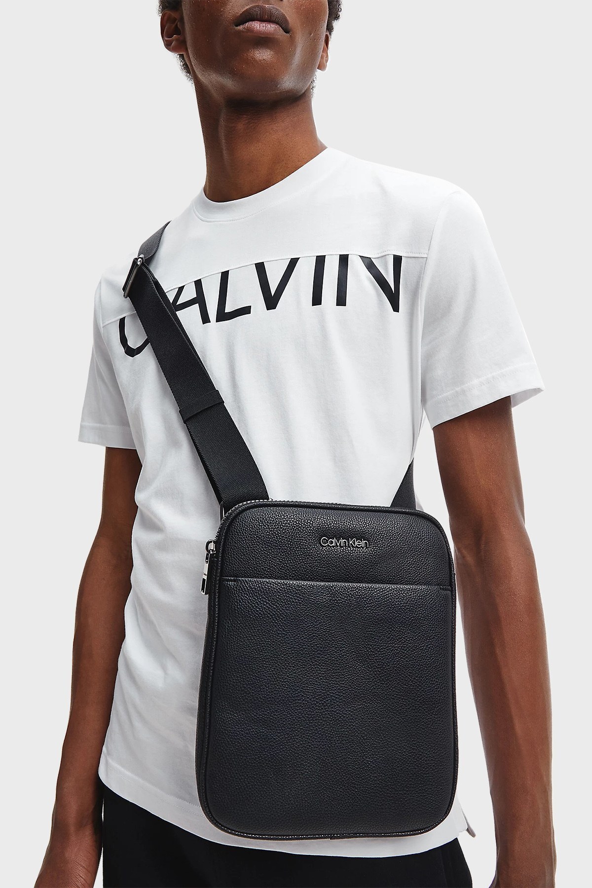 Calvin Klein Fermuarlı Erkek Çanta K50K506313 BAX SİYAH