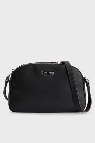 Calvin Klein - Calvin Klein Logolu Ayarlanabilir Askılı Fermuarlı Bayan Çanta K60K609713 BAX SİYAH