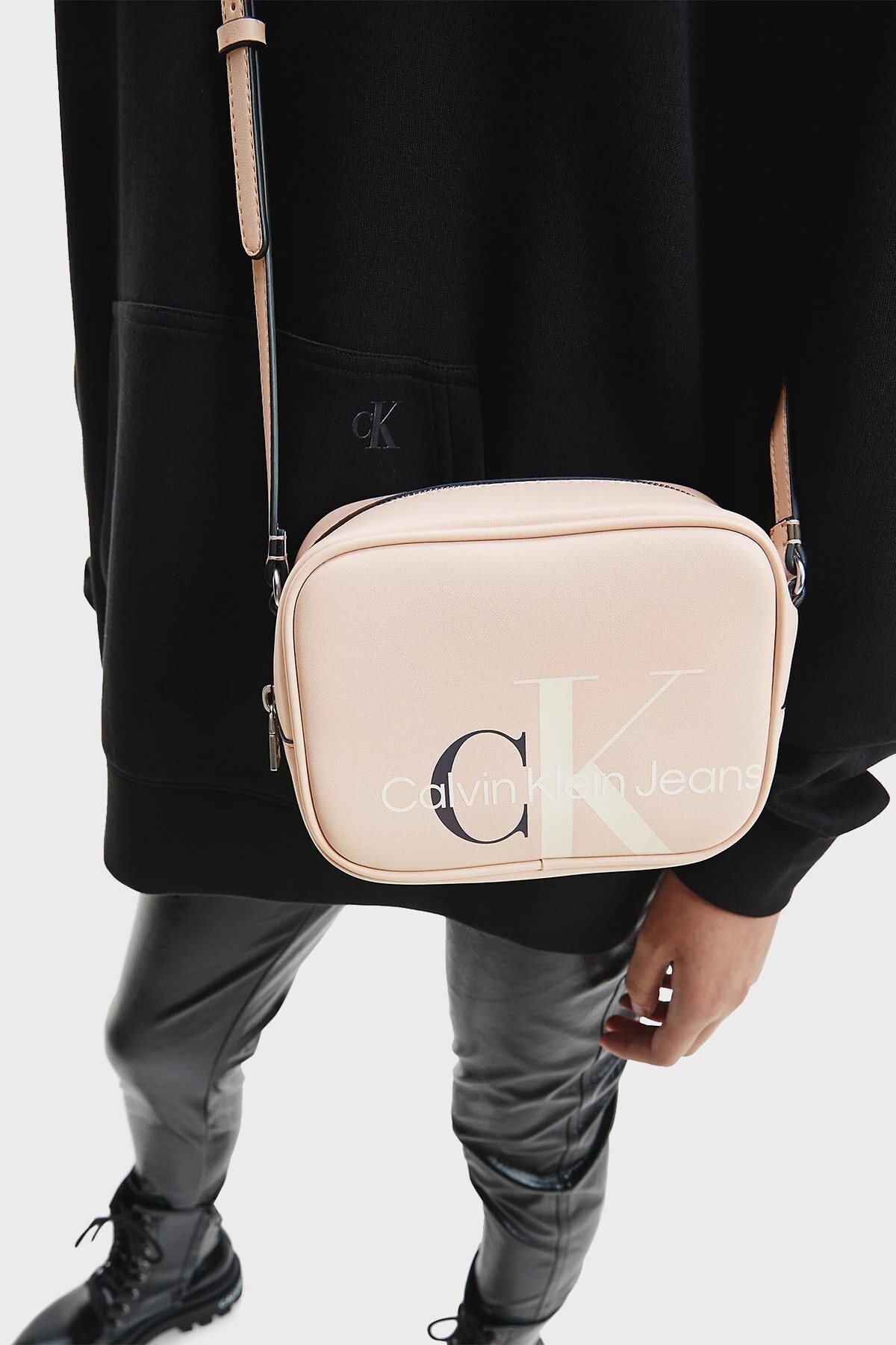 Calvin Klein Logolu Ayarlanabilir Omuz Askılı Bayan Çanta K60K608932 TFT PEMBE