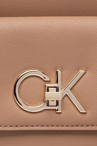 Calvin Klein - Calvin Klein Logolu Fermuarlı Bayan Çanta K60K609114 GEZ KAHVE (1)