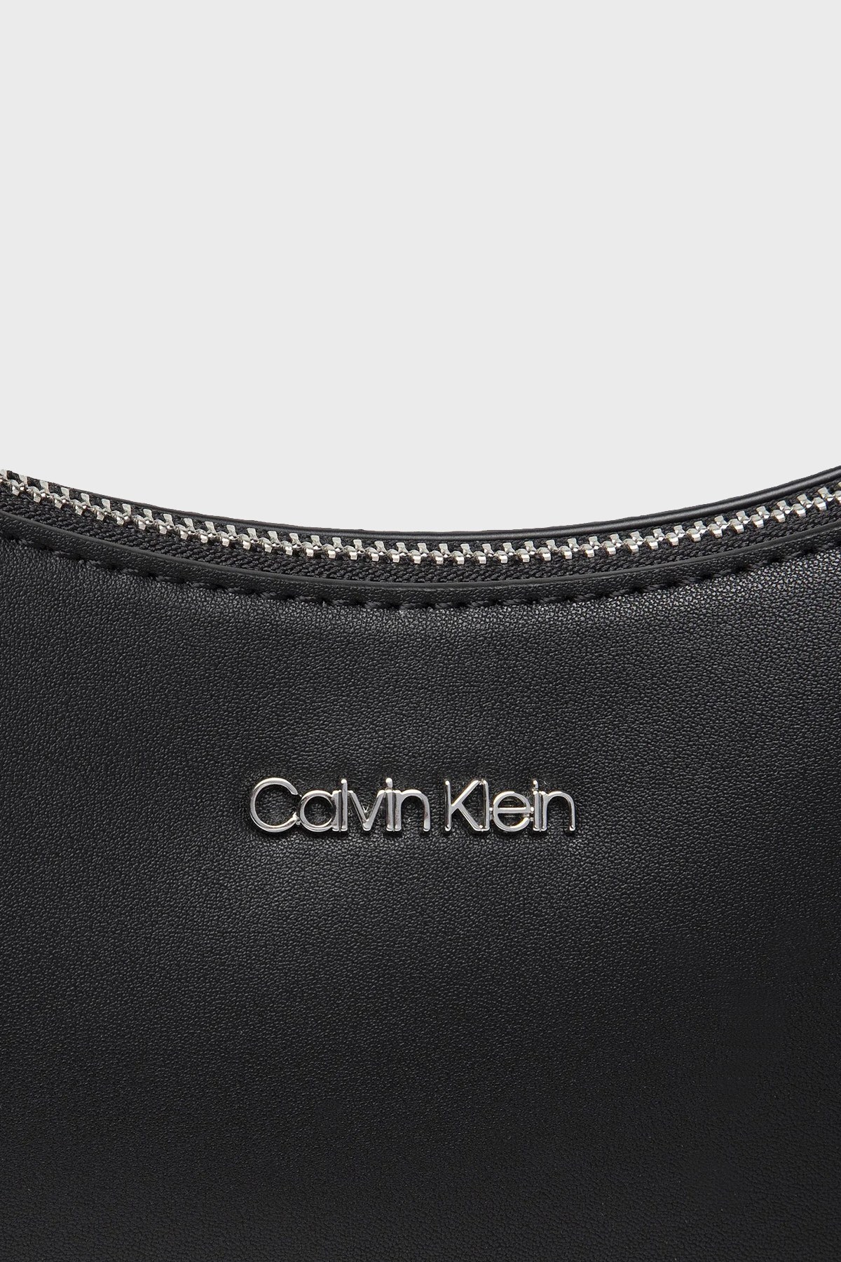 Calvin Klein Logolu Fermuarlı Bayan Çanta K60K609613 BAX SİYAH