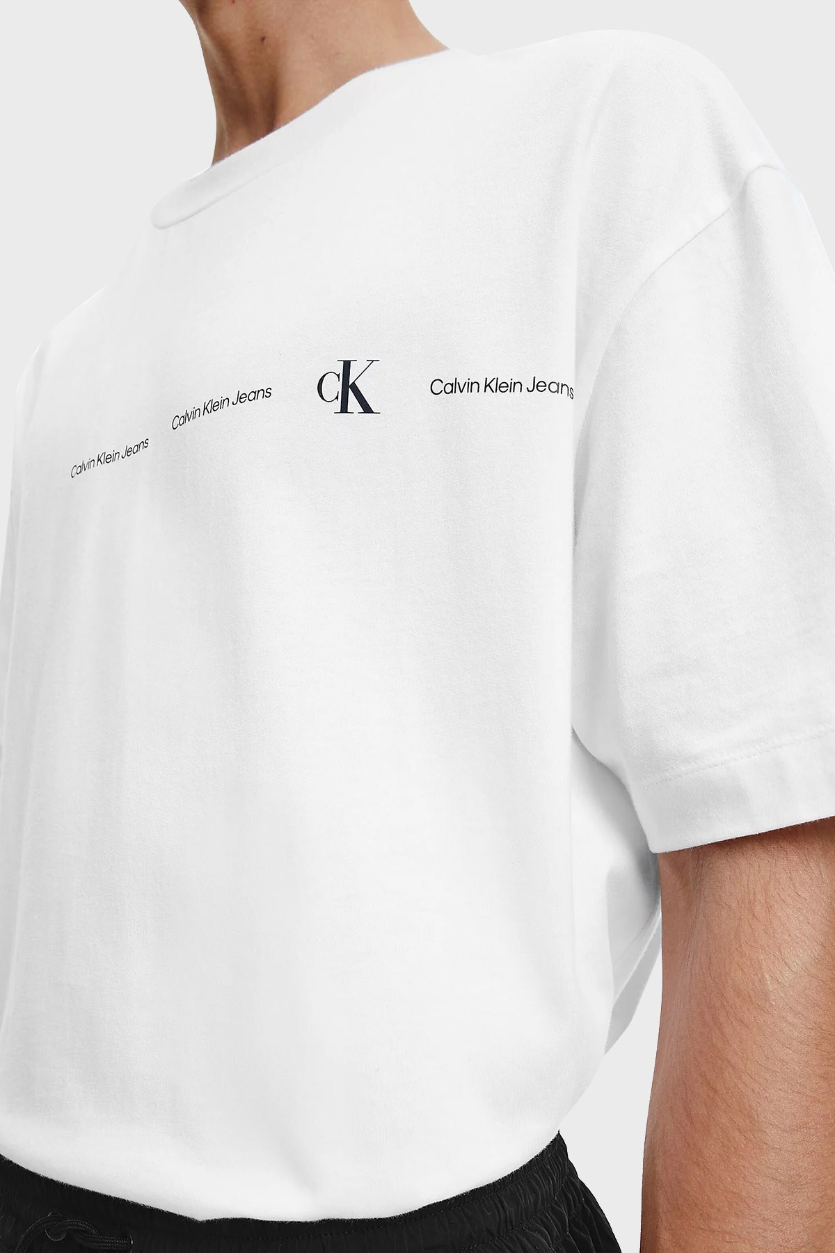 Calvin Klein Logolu Oversized Fit Bisiklet Yaka % 100 Pamuklu Erkek T Shirt J30J320601 YAF BEYAZ