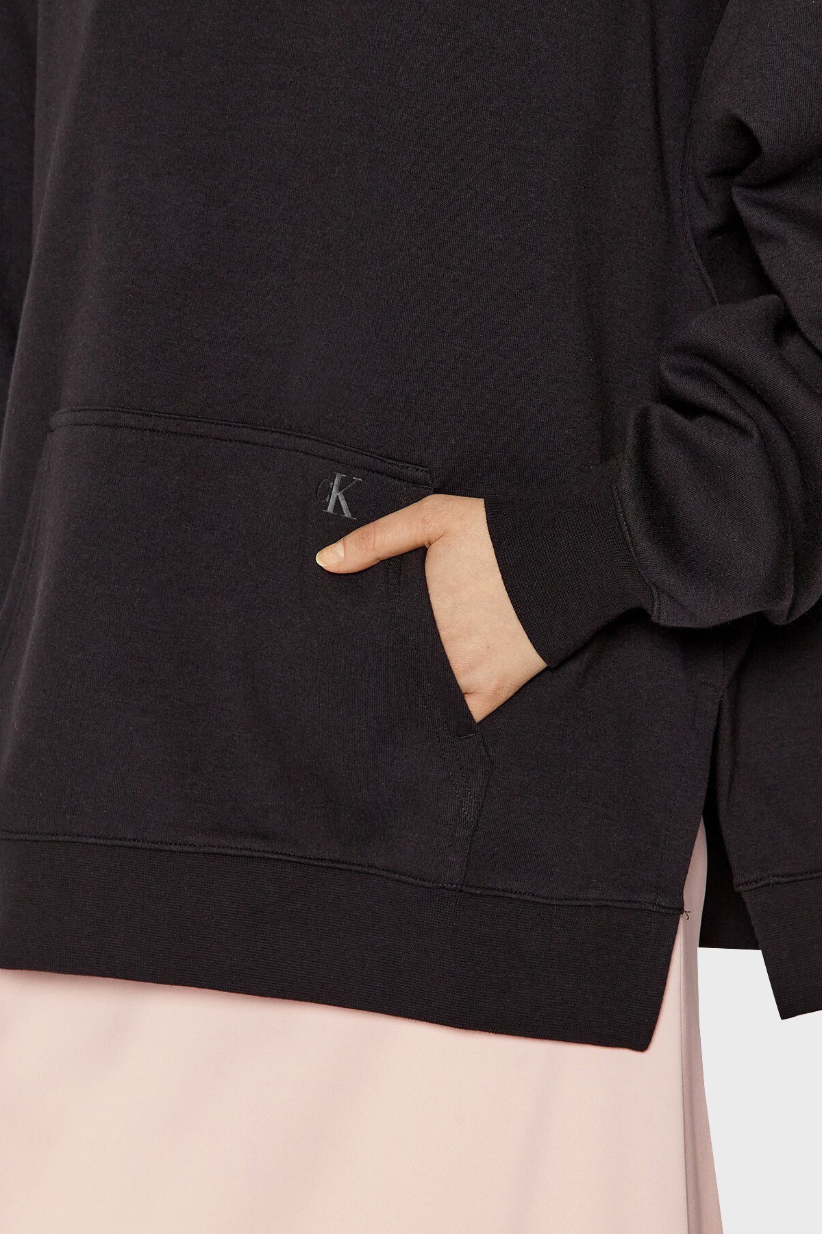 Calvin Klein Logolu Oversized Fit Kapüşonlu Kanguru Cepli Pamuklu Bayan Sweat J20J217800 BEH SİYAH