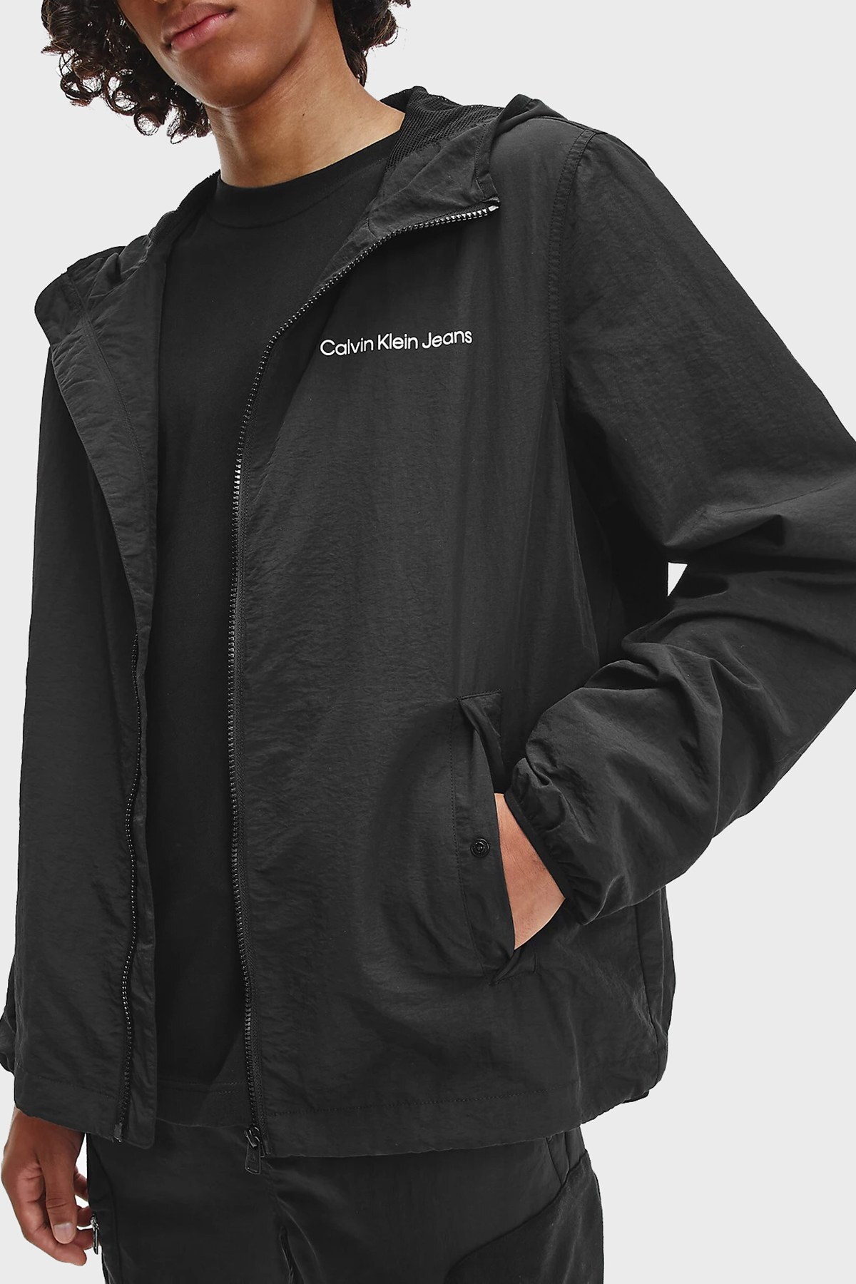 Calvin Klein Logolu Regular Fit Suya Dayanıklı Kapüşonlu Rüzgarlık Erkek Mont J30J320329 BEH SİYAH