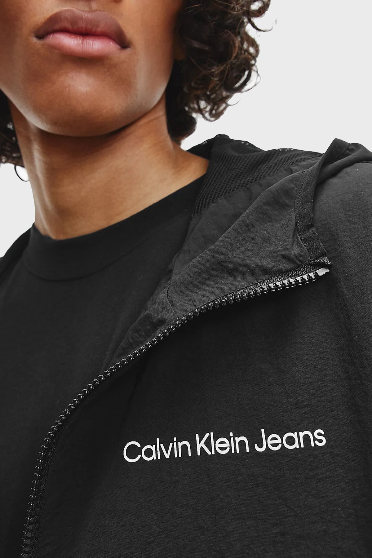 Calvin Klein Logolu Regular Fit Suya Dayanıklı Kapüşonlu Rüzgarlık Erkek Mont J30J320329 BEH SİYAH