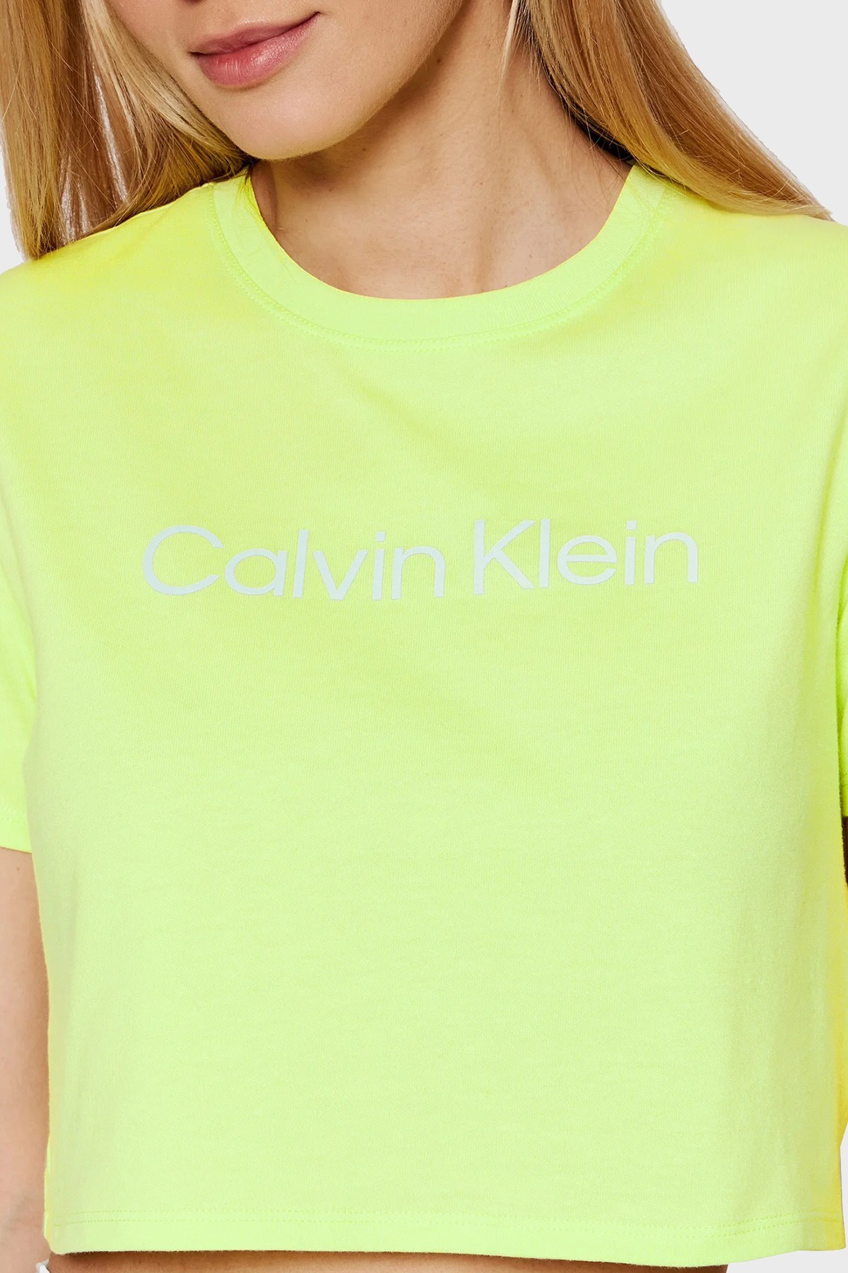 Calvin Klein Logolu Relaxed Fit Bisiklet Yaka Pamuklu Crop Bayan T Shirt 00GWS2K187 SLM HAKİ