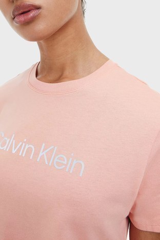 Calvin Klein - Calvin Klein Logolu Relaxed Fit Bisiklet Yaka Pamuklu Crop Bayan T Shirt 00GWS2K187 T34 YAVRUAĞZI (1)