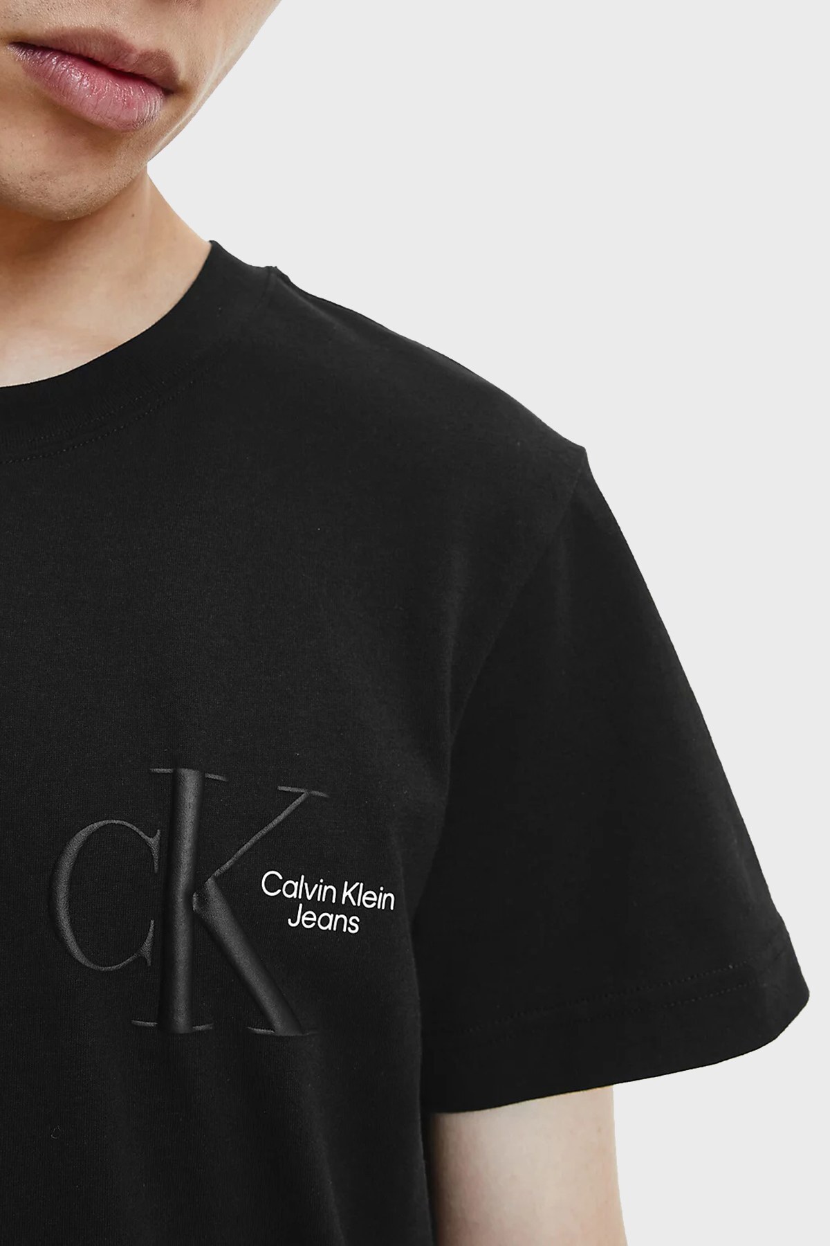 Calvin Klein Monogram Logolu Bisiklet Yaka Boxy Fit Pamuklu Erkek T Shirt J30J320196 BEH SİYAH