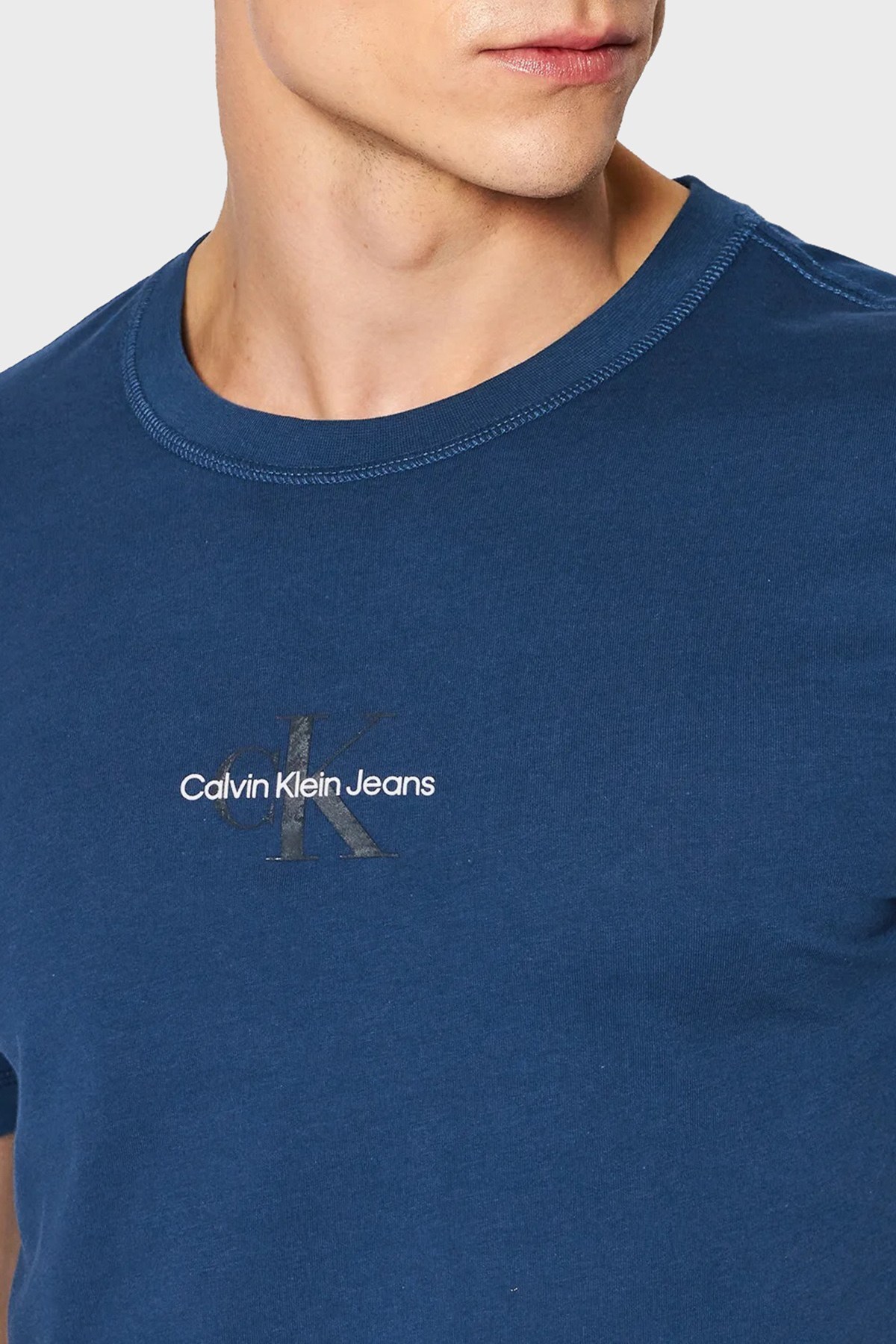 Calvin Klein Pamuklu Logolu Regular Fit Bisiklet Yaka Erkek T Shirt J30J319877 C5G LACİVERT