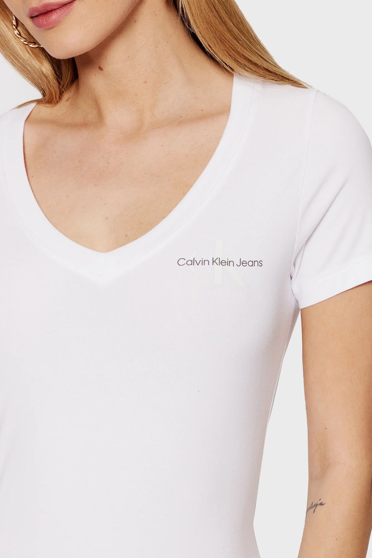 Calvin Klein Pamuklu V Yaka Slim Fit Bayan T Shirt J20J217932 YAF BEYAZ