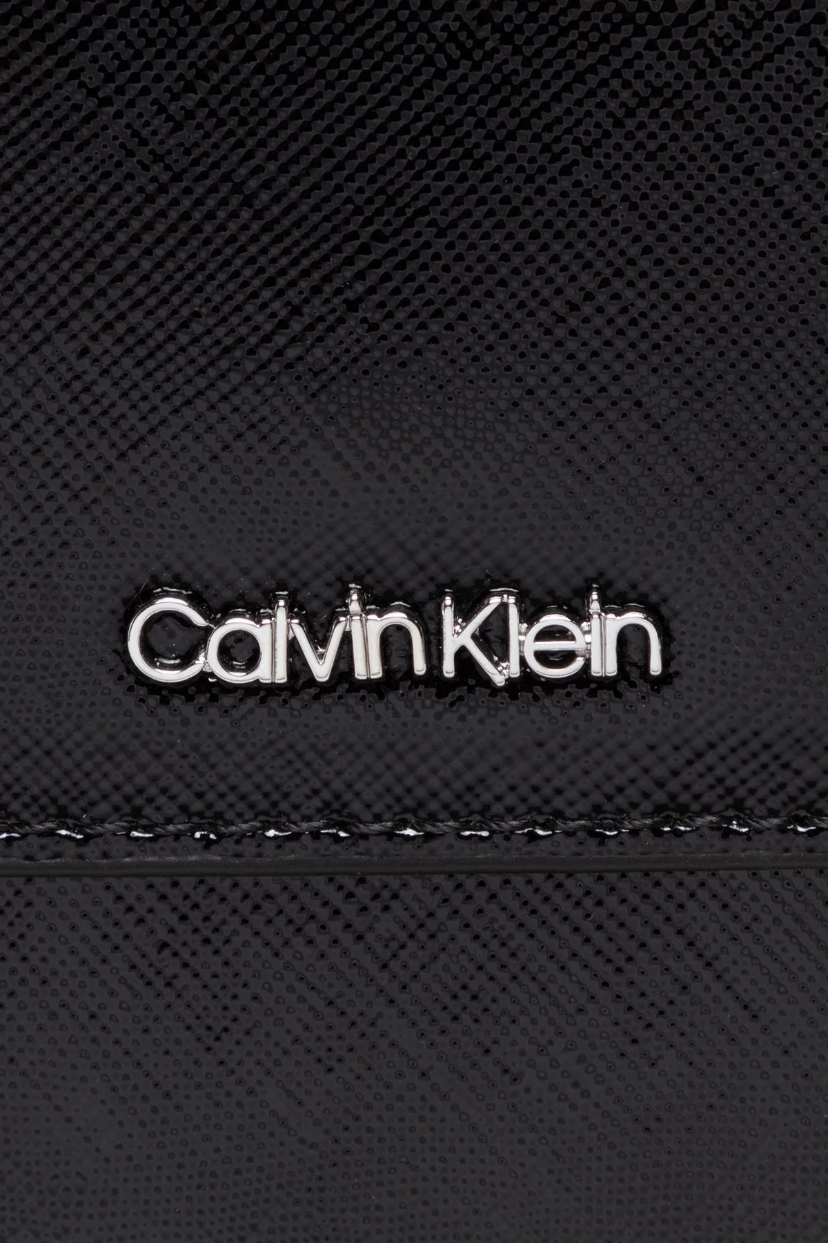 Calvin Klein Zincir Detaylı Telefon Bayan Cüzdan K60K610014 BAX SİYAH