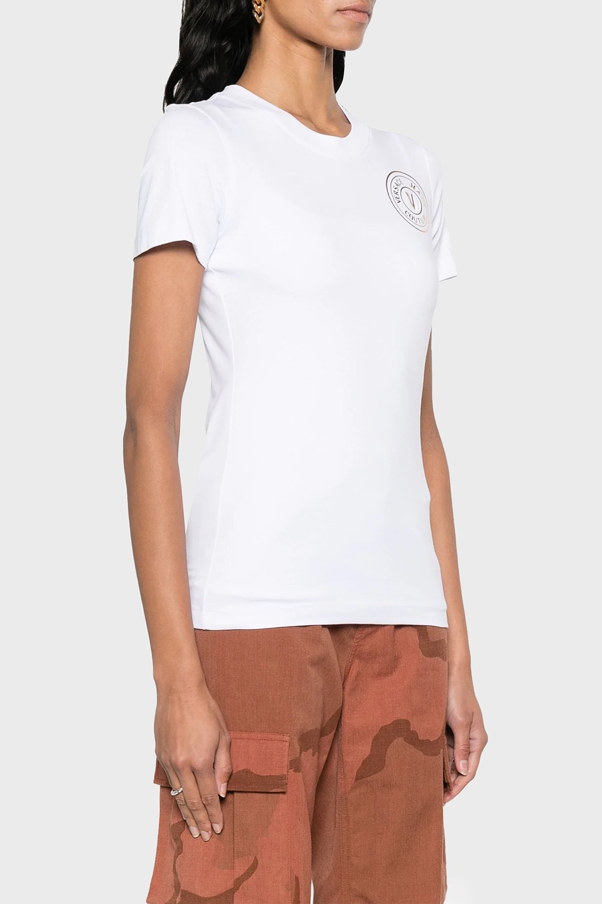 Tシャツ・カットソー VERSACE JEANS Woman T-Shirt White 76HAHT02CJ03T G03 V-Emblem T-Shirt White,Print | VERSACE US